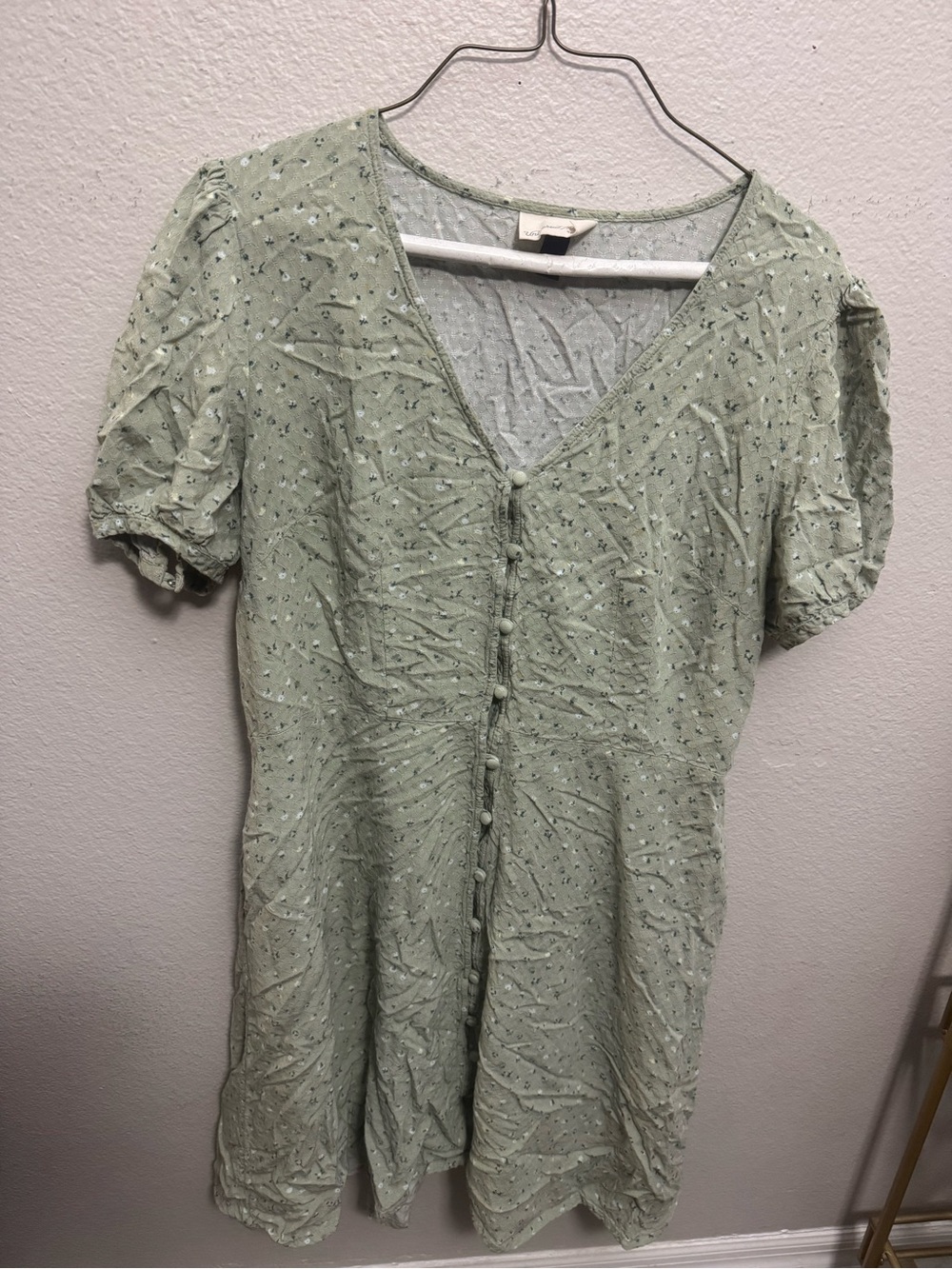Universal Thread Sage Green Floral V-Neck Button-Front Dress